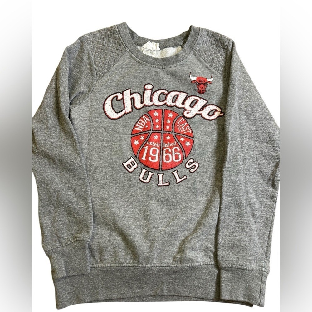 VTG Y2K Chicago Bulls NBA Crewneck Gray‎ Women Small Quilted Shoulders Graphic